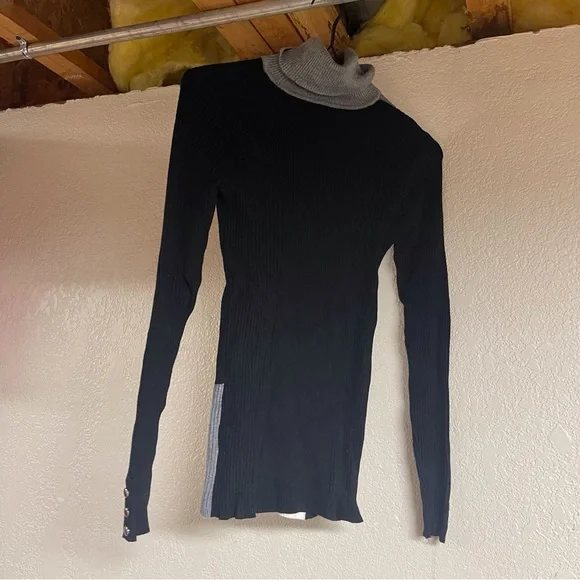 Sweater - Picture 1 of 2